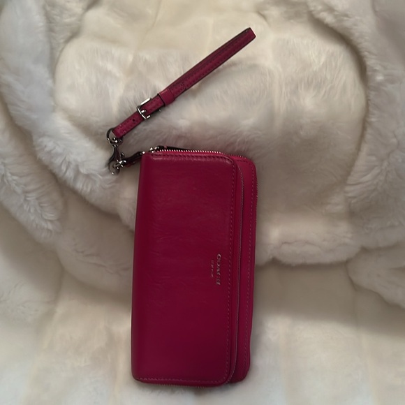 2025 💌🩷COACH HOT PINK WALLET 🩷 Double Zipper as seen. Outside zipper in front. 🩷 - Picture 8 of 8